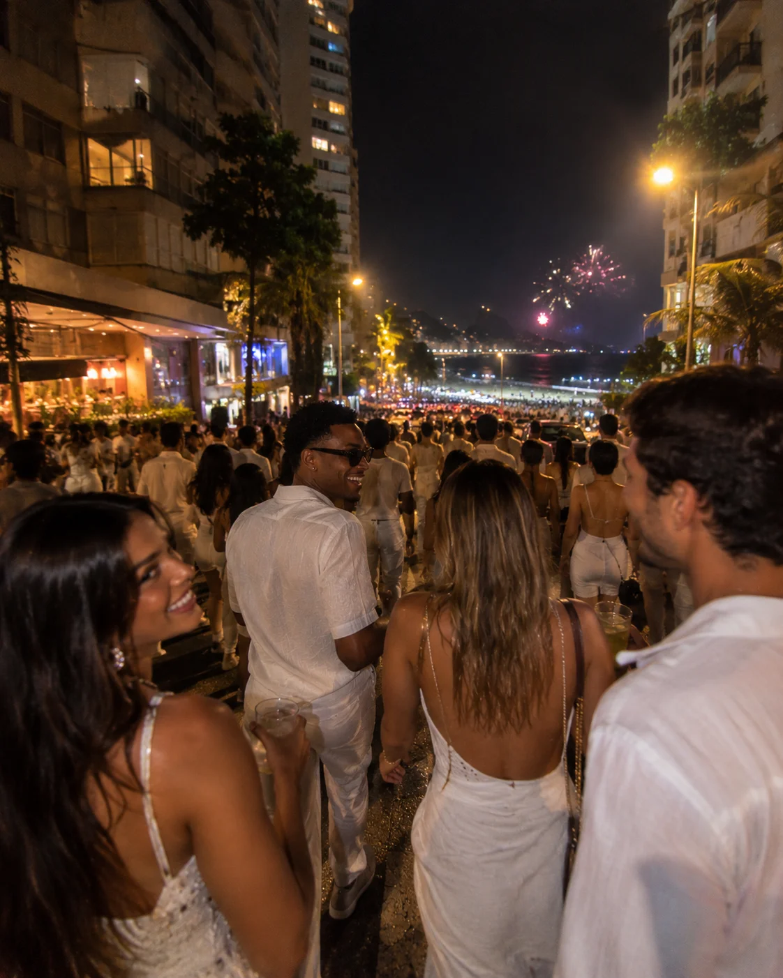 Público caminhando pela areia de Copacabana para ver os fogos do Réveillon